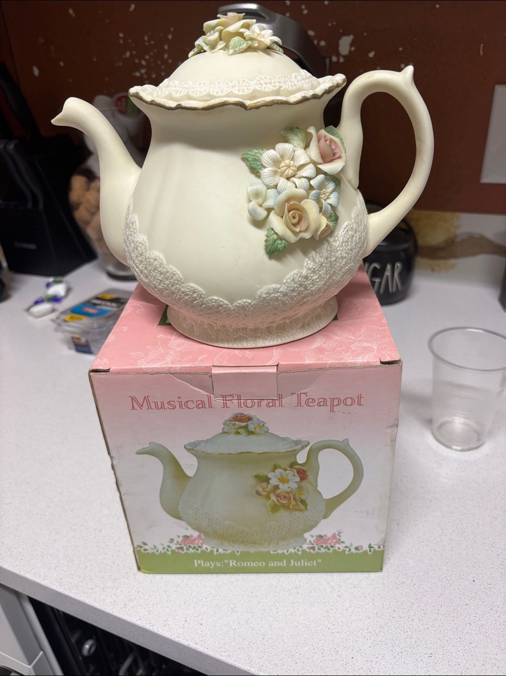 Vintage Musical Floral Teapot – Plays "Romeo and Juliet" Theme